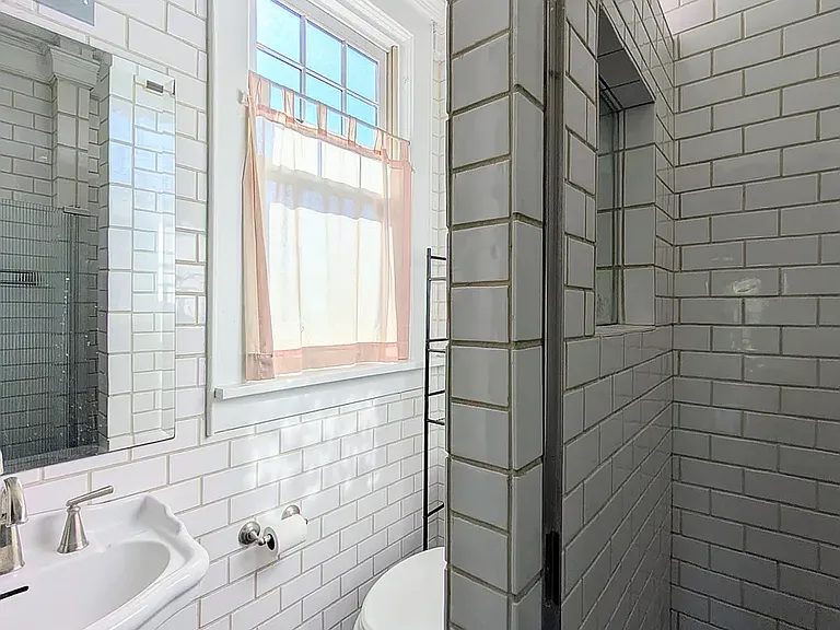 1041 Franklin Ave — Photo 13
