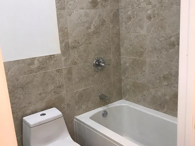 1123 S Cloverdale Ave — Photo 2