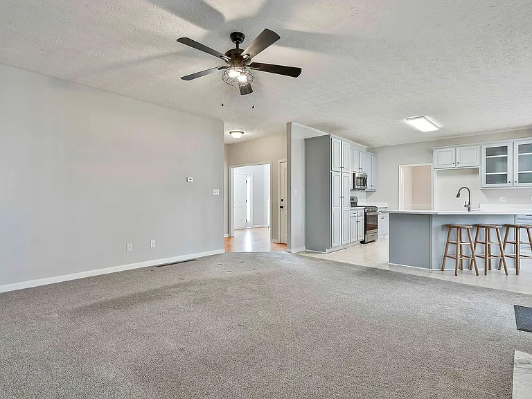 105 Edgemoore Ln — Photo 9