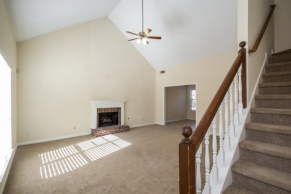 3 bed, 2.5 bath, 1614 sqft, $2,075 — Photo 2