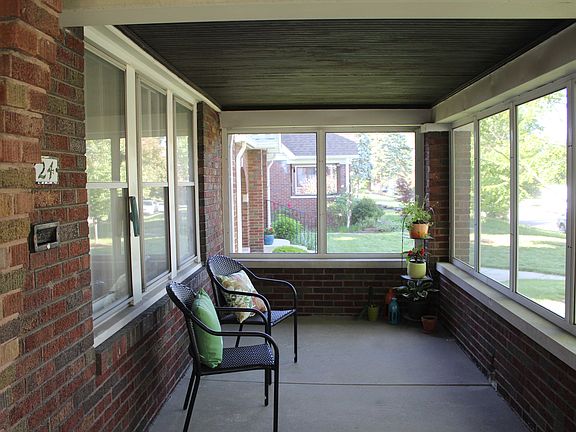 Screened-in Front Porch