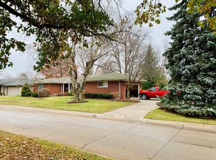 622 Fairford Rd, Grosse Pointe Woods, MI 48236