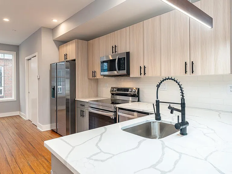 2821 Livingston St #2 — Photo 4