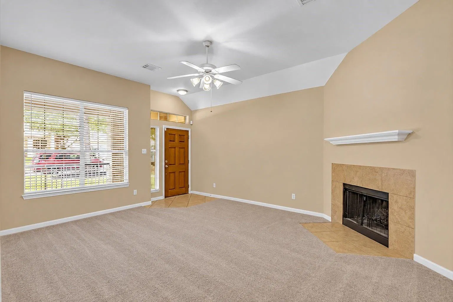 3 bed, 2.0 bath, 1422 sqft, $1,800 — Photo 2