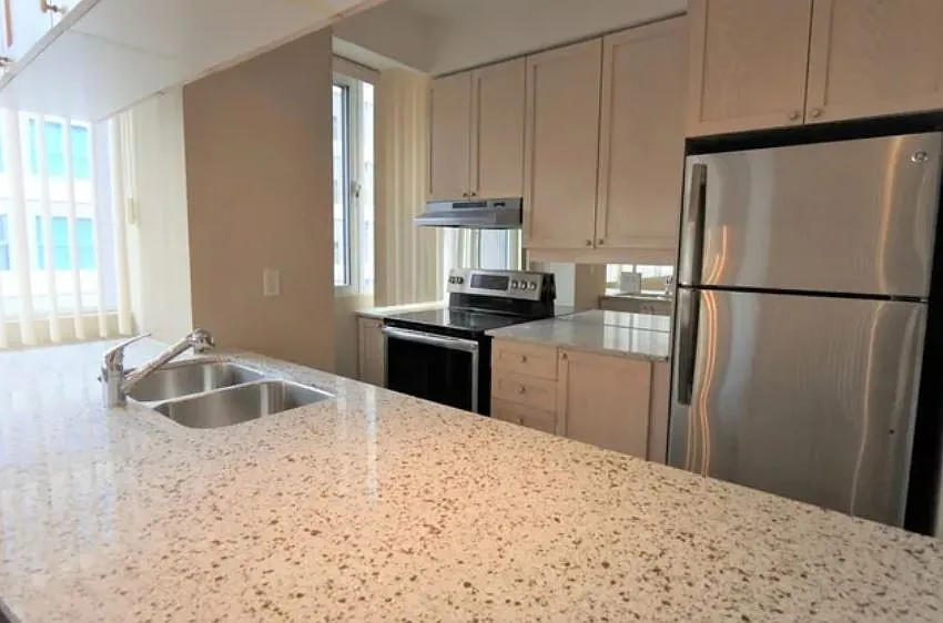 555 Yonge St — Photo 4