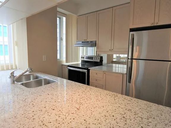 4th image of 555 Yonge St #703