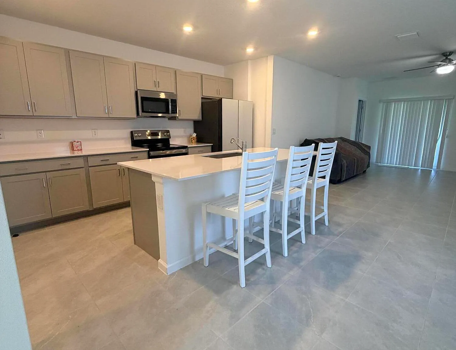 5 bed, 2.5 bath, 2370 sqft, $2,800 — Photo 4