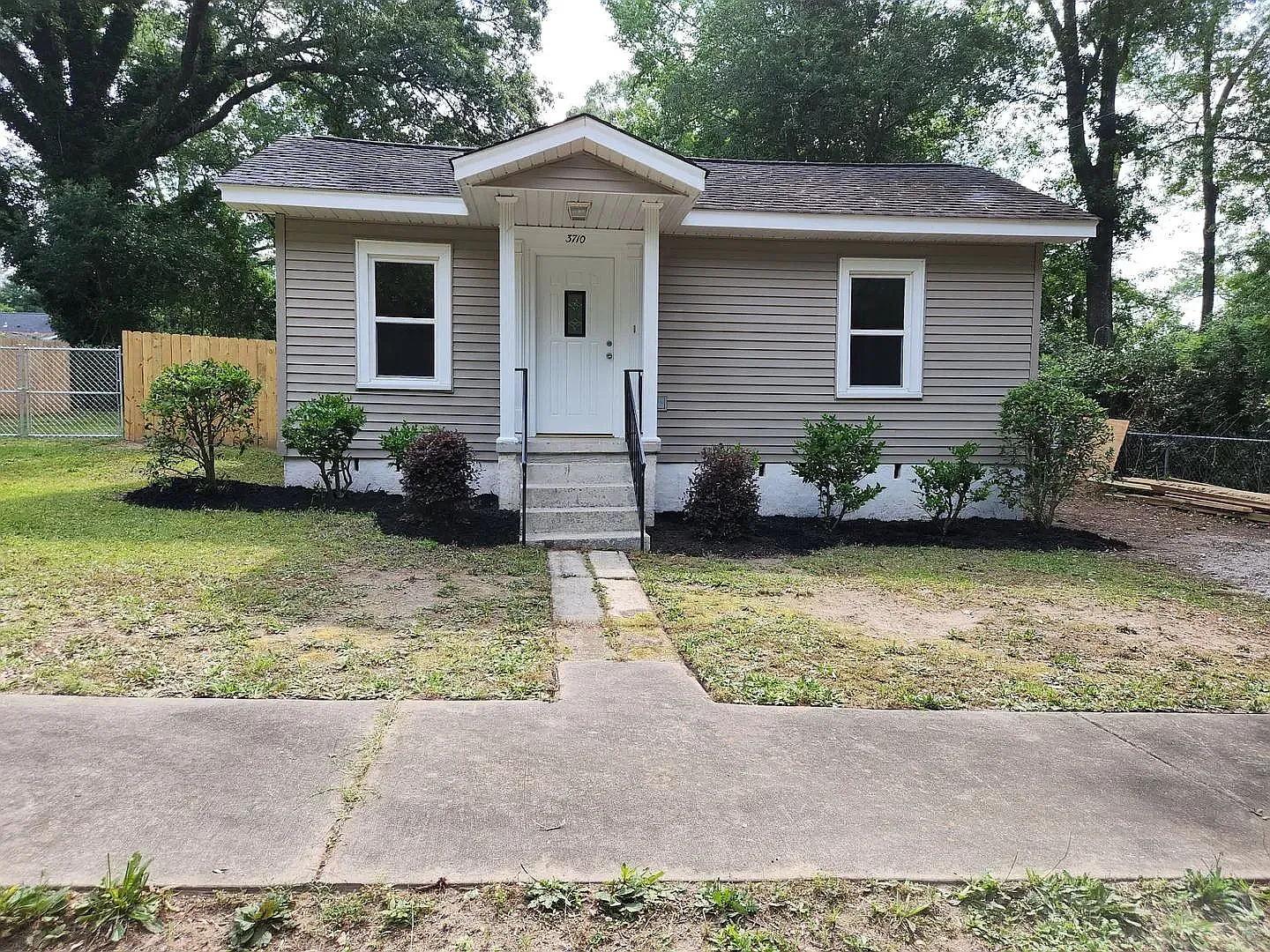 Newly Renovated 3 Bedroom 2 Bath — Photo 2
