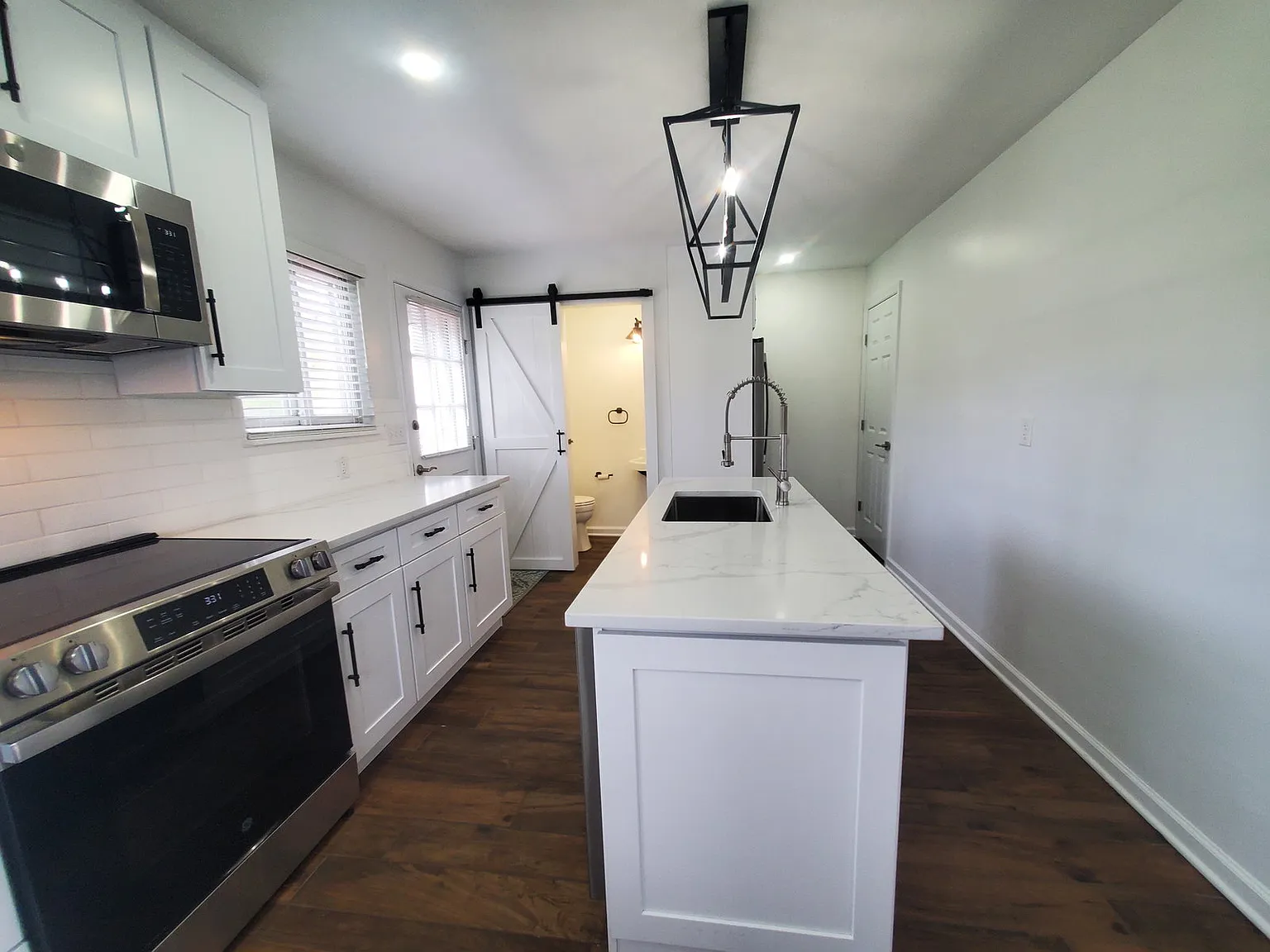 3 bed, 1.5 bath, 1000 sqft, $3,300 — Photo 2