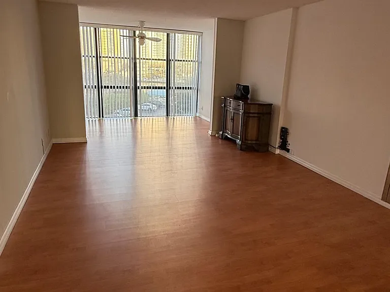800 Parkview Dr #406 — Photo 7