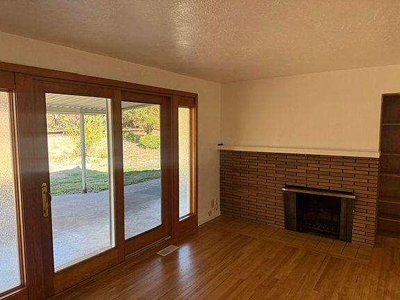 4th image of 730 NE Pioneer Way