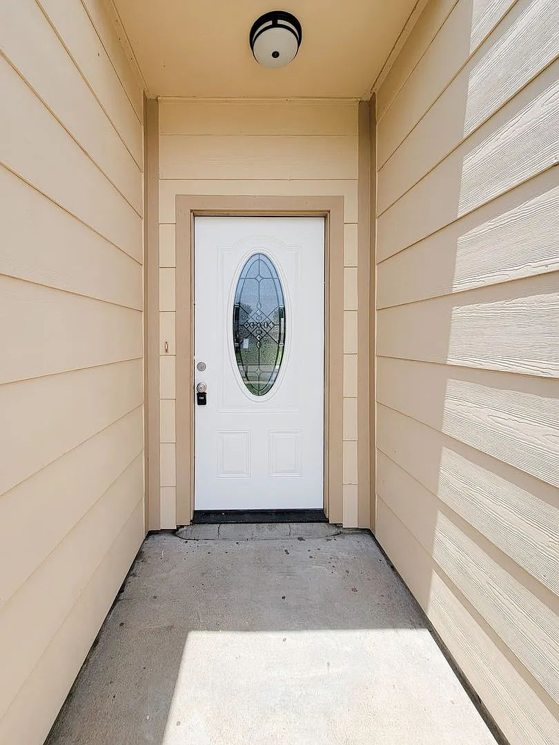 Freshly painted and renovated 3-bedroom, 2-bath home — Photo 3