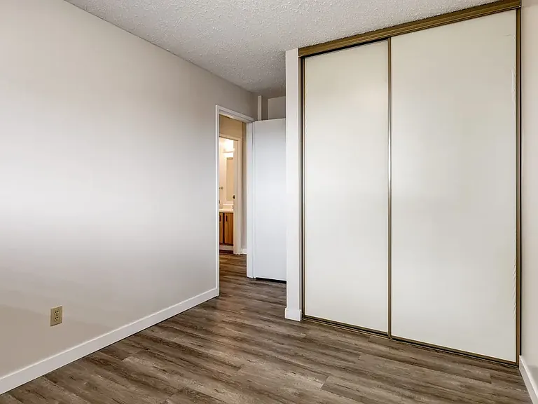 640 Robert St E — Photo 20