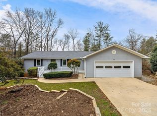 1 Maple Leaf Dr, Hendersonville, NC 28739