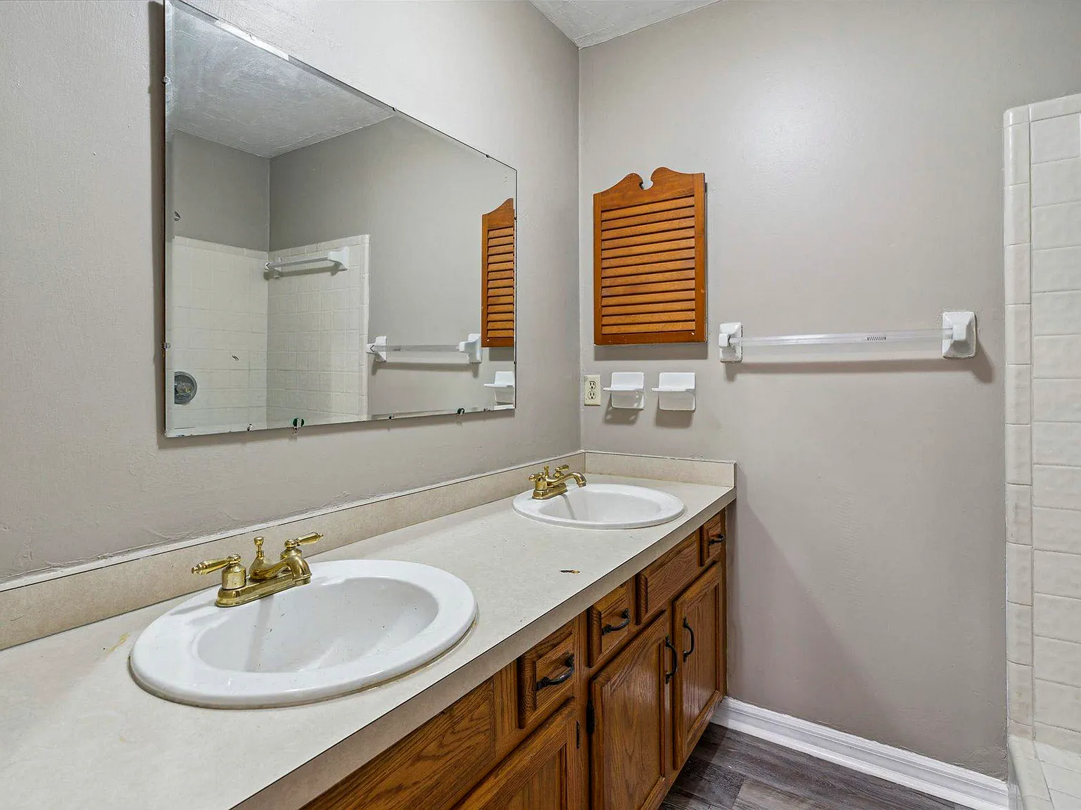 3 bed, 2.0 bath, 966 sqft, $819 — Photo 2