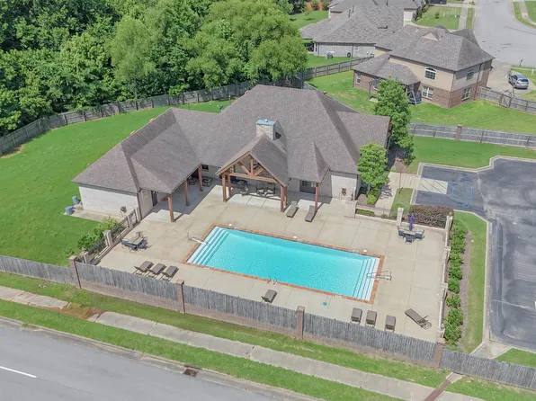 245 Cherokee Cir, Oakland, TN 38060