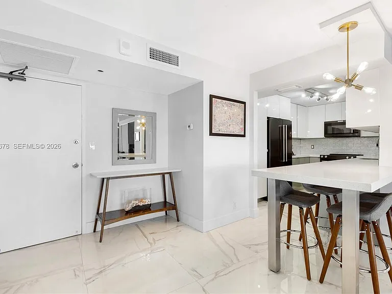 6039 Collins Ave #1527 — Photo 9