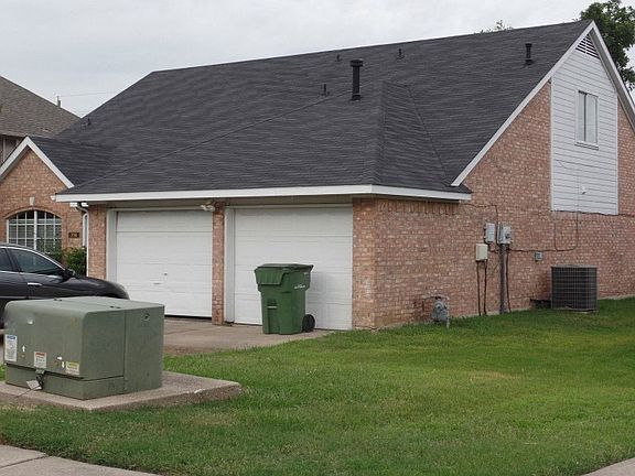 2nd image of 714 Castlewood Dr