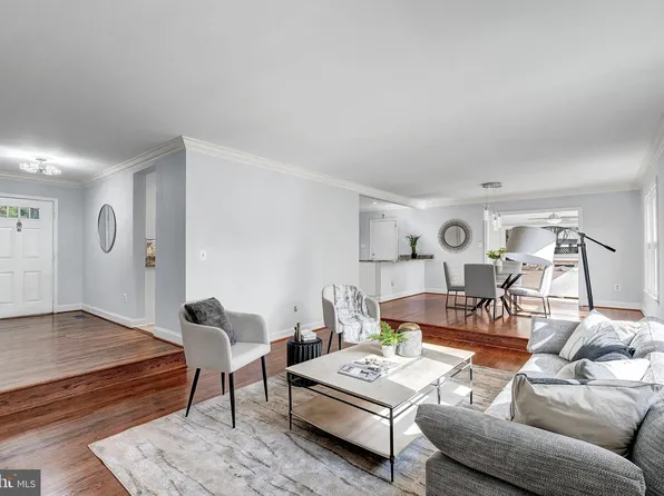 1118 Trotting Horse Ln, Great Falls, VA 22066