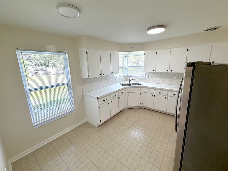 208 Plumosa Dr — Photo 3