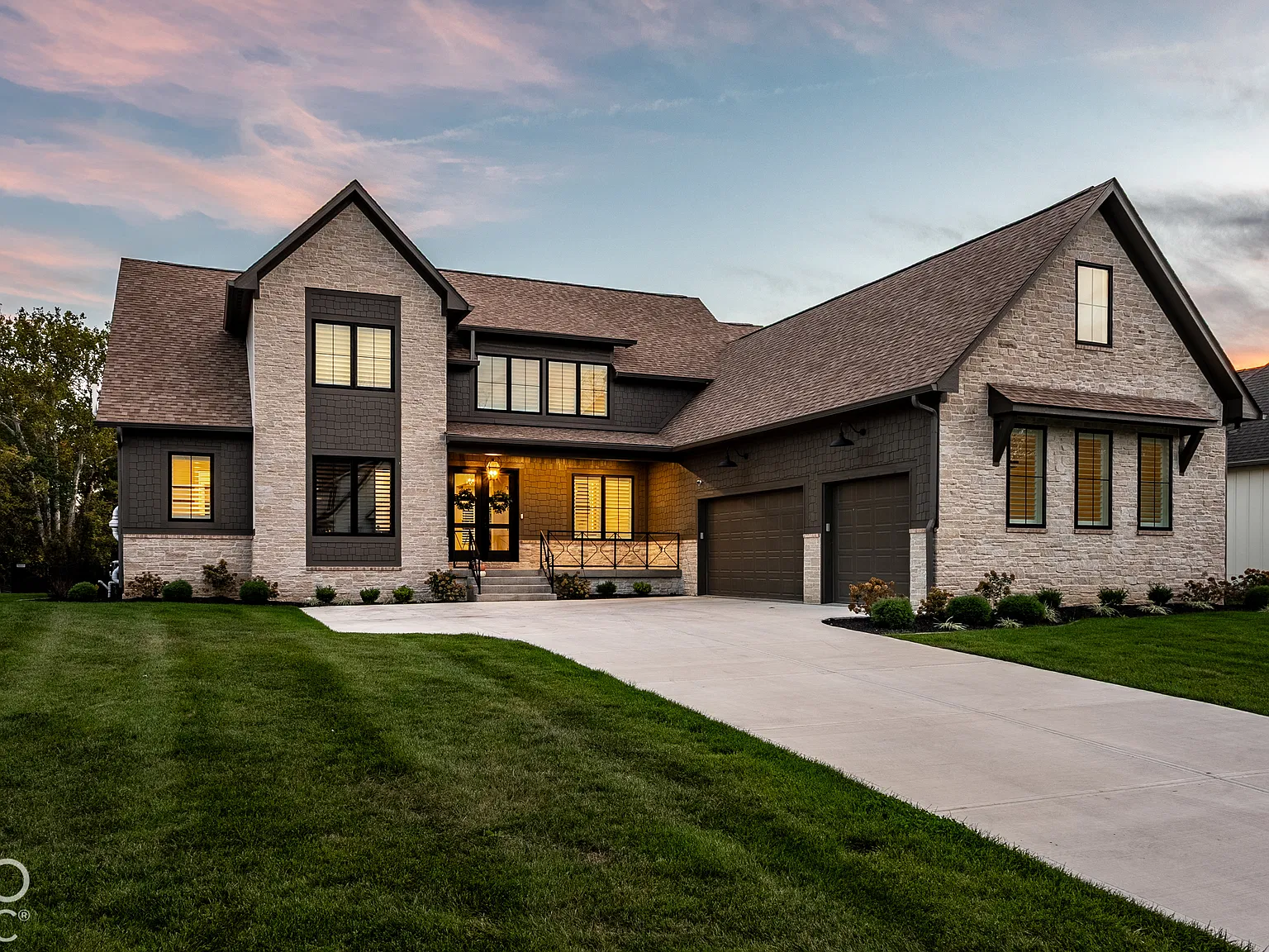 6 bed, 5.5 bath, 6204 sqft, $10,000 — Photo 2