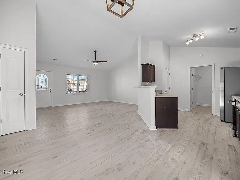 702 Buster Ct — Photo 5