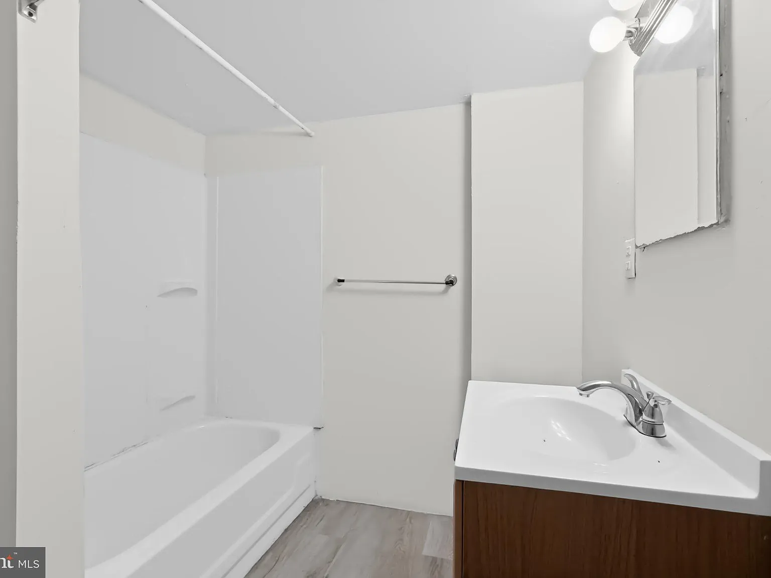 2 bed, 1.0 bath, $1,475 — Photo 3