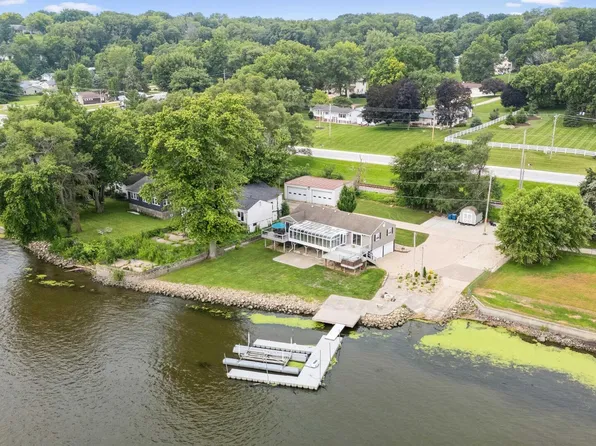 22799 Great River Rd, Le Claire, IA 52753
