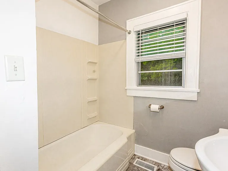 924 Hall St — Photo 18
