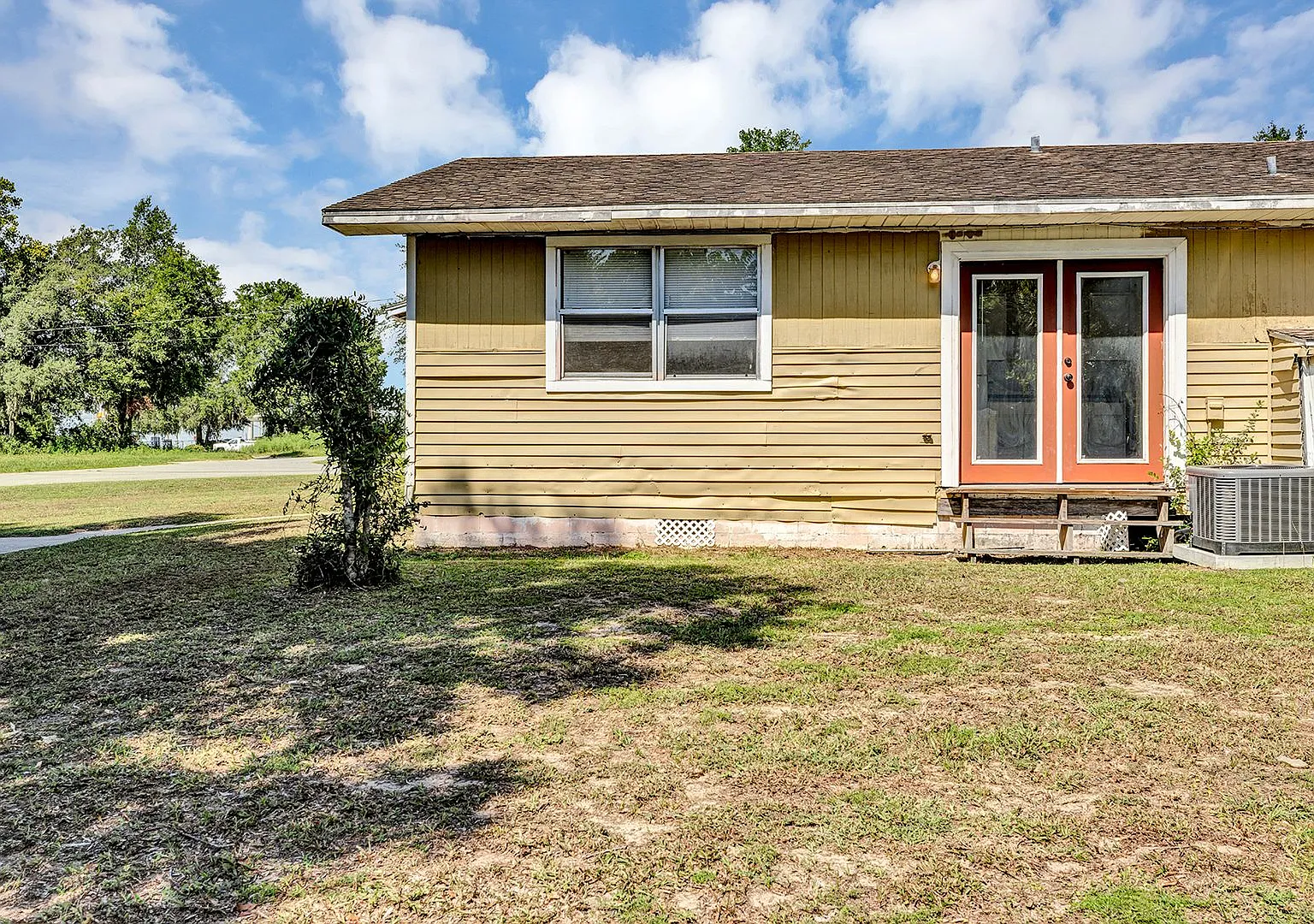 Affordable 2-Bedroom Home with spacious yard — Photo 3