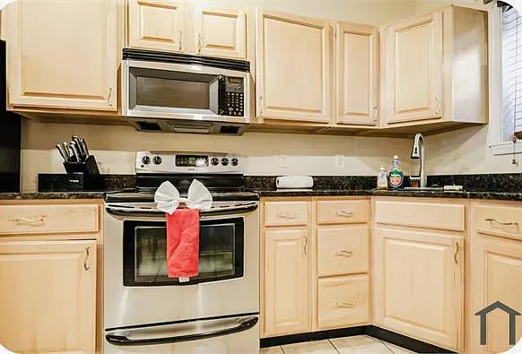 208 N Port St — Photo 1