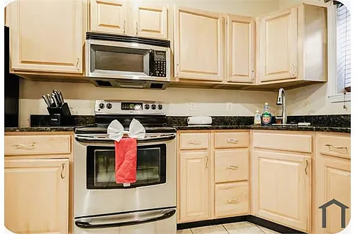 208 N Port St Photo 1