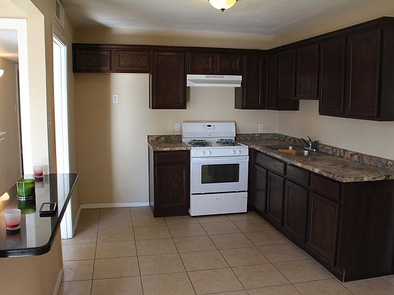 3rd image of 1520 Idlewilde Dr