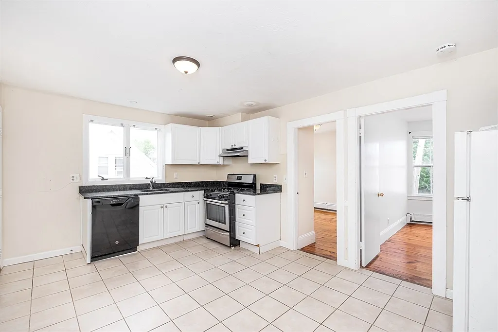 3 bed, 1.0 bath, 1100 sqft, $3,100 — Photo 1