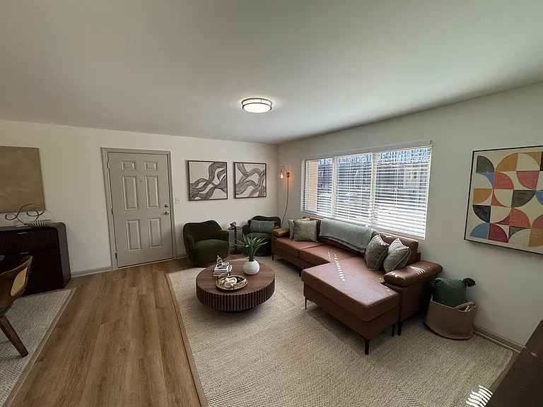 1128 W College St — Photo 27