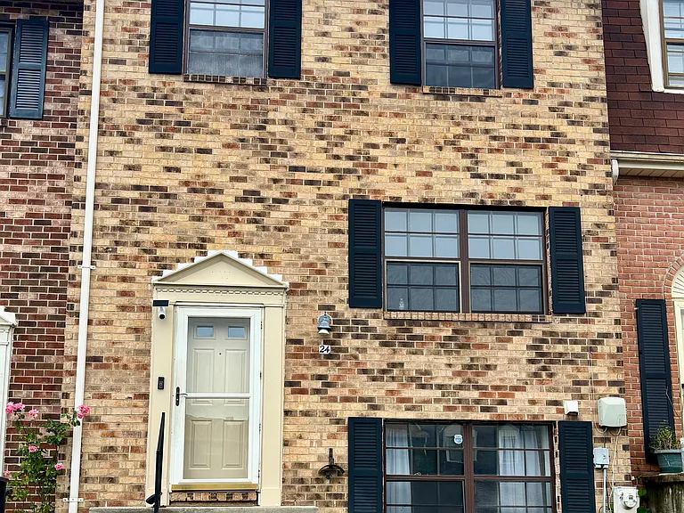 24 Laurence Brooke Rd — Photo 1