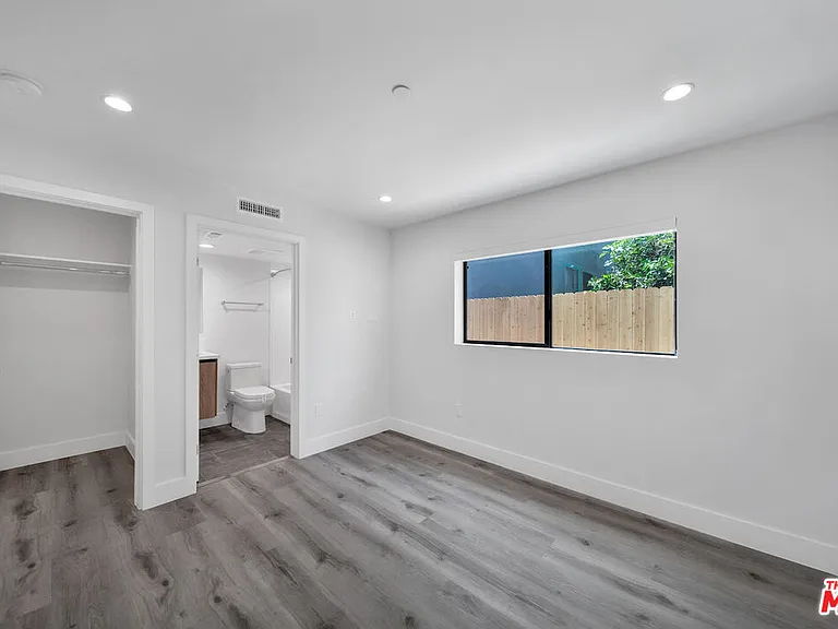 11524 Emelita St — Photo 4