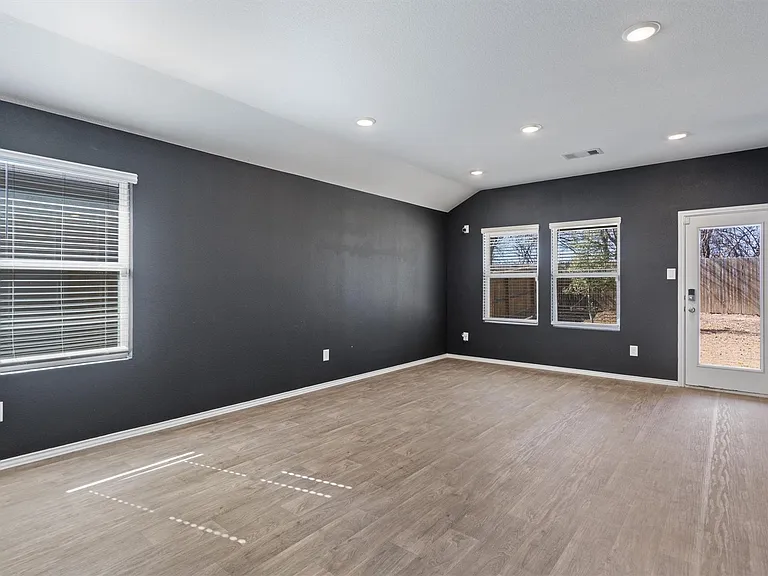 352 Sickle Loop — Photo 15