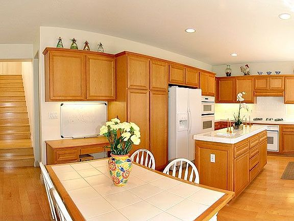Bright and Spacious Kitchen!