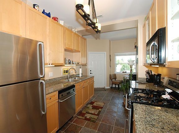 4th image of 1344 W Bryn Mawr Ave #2E
