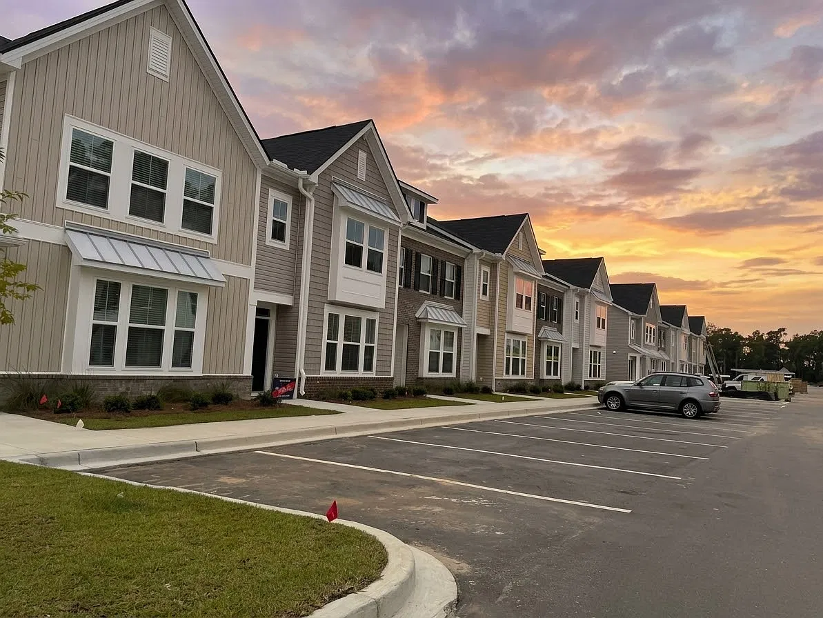 3 bed, 1998 sqft, $1,895 — Photo 1