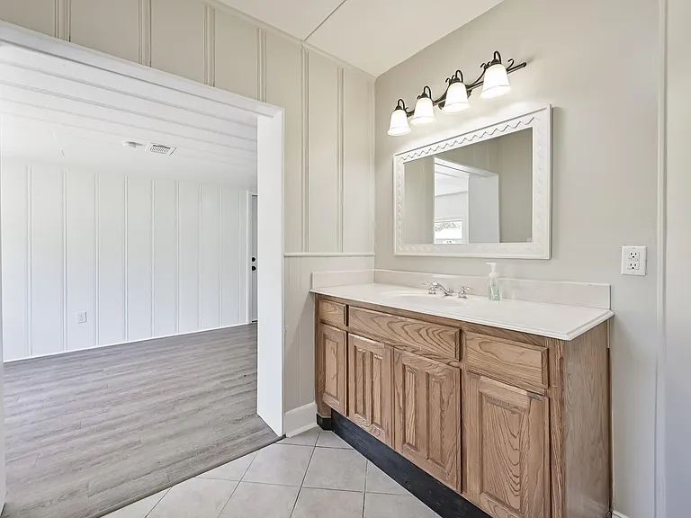 1501 Greenbrier Dr — Photo 29