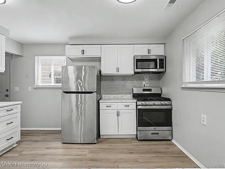 3 bed, 1000 sqft, $1,700 — Photo 3