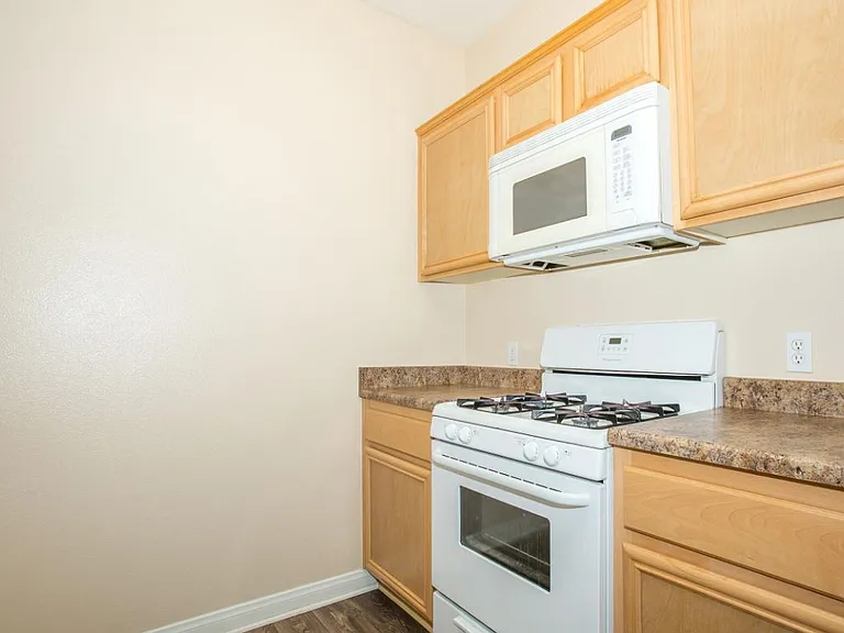 Plumtree Apartments — Photo 30