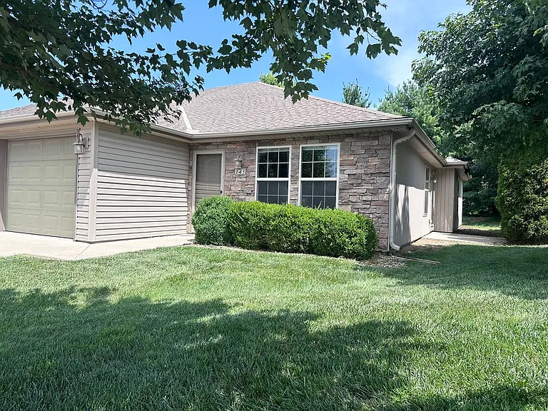 145 SE Rose Garden Ln — Photo 2