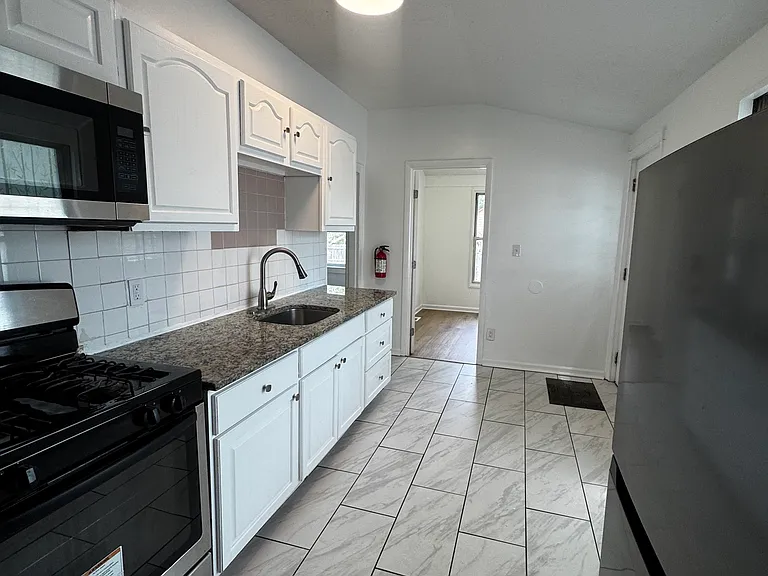 124 Field Ave — Photo 9