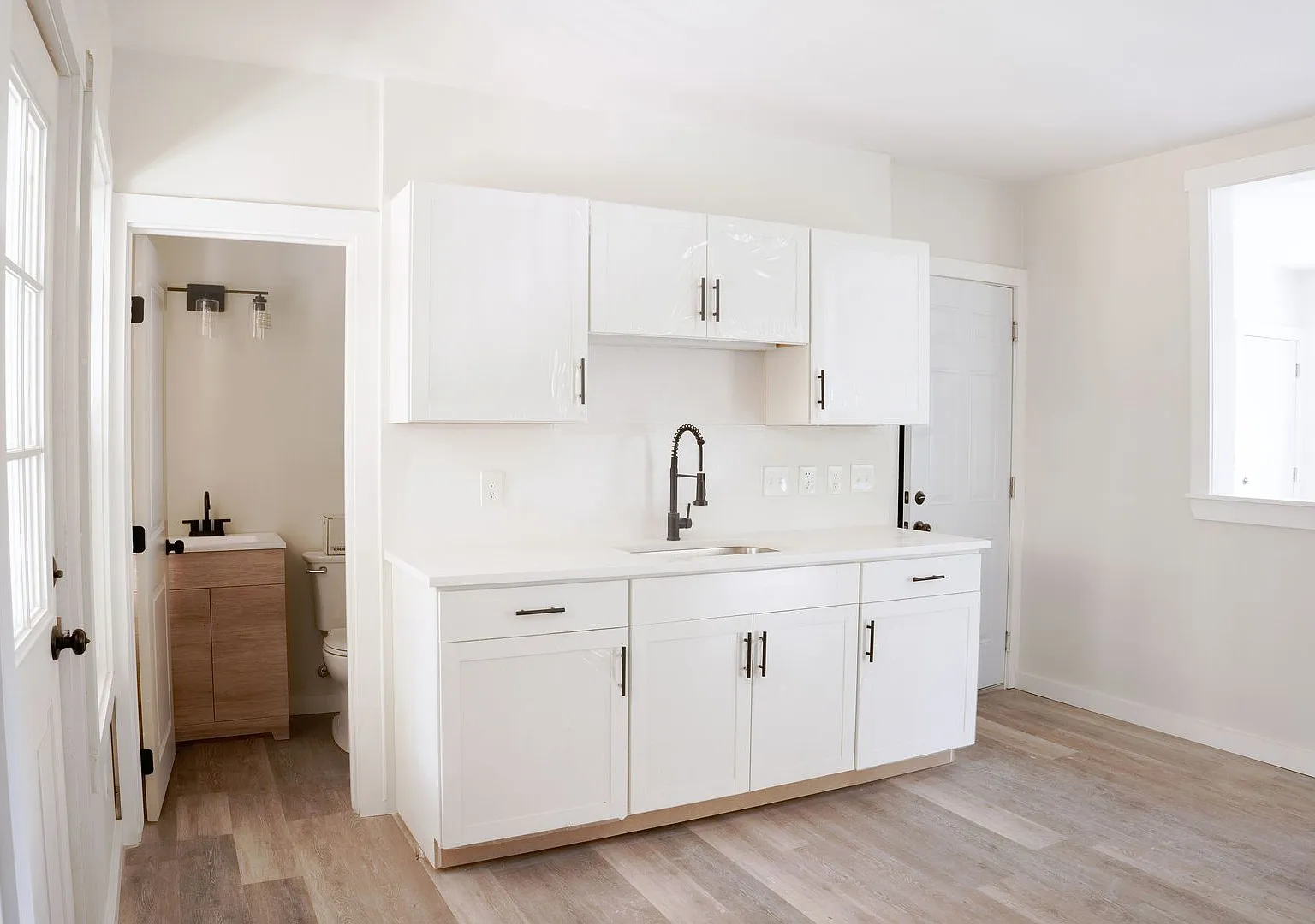 Fully Renovated Apartment Building Modern Upgrades Throughout — Photo 3