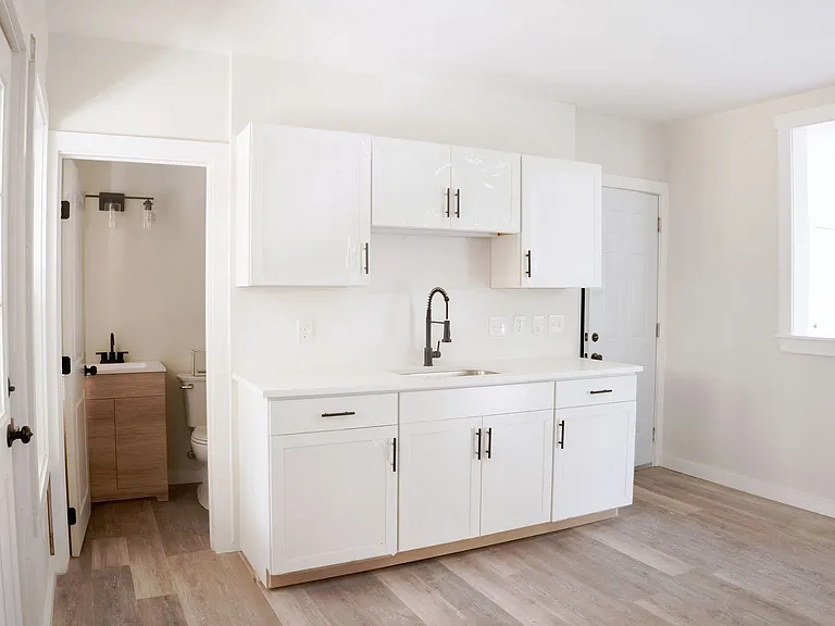 Fully Renovated Apartment Building Modern Upgrades Throughout — Photo 4