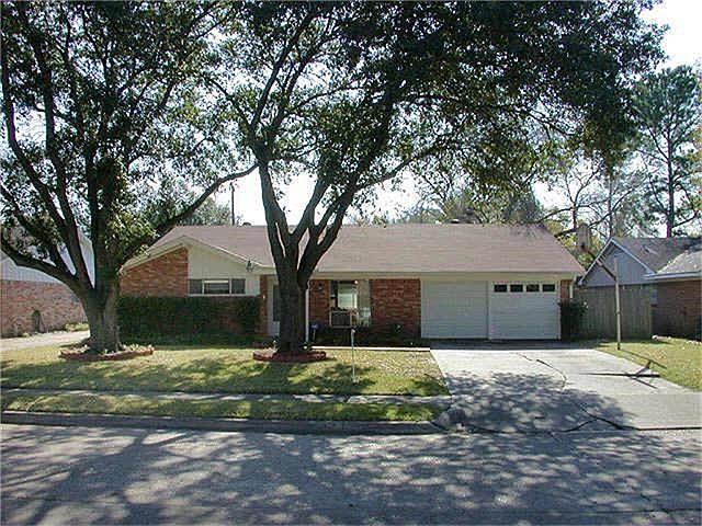 Great opportunity to put your personal touches on this Maplewood home. Zoned to Bellaire High School, and NEVER FLOODED! Would be ideal for a remodel project that  is just minutes from the med center and Galleria.