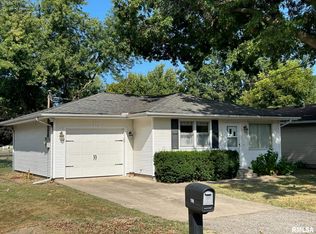 713 N Pine St, Taylorville, IL 62568